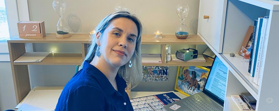 Aurélie Cros, sophrologue, assise à son bureau dans son cabinet